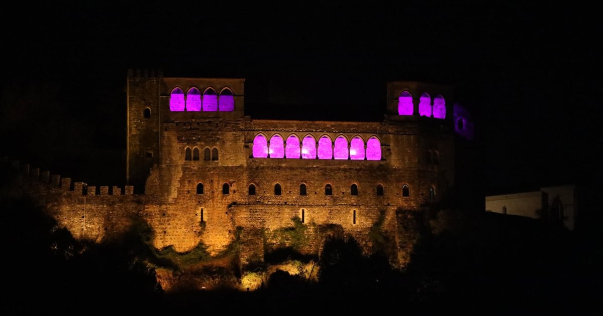 Castelo de Leiria fica iluminado de roxo na noite de sábado para recordar terramoto de 1755