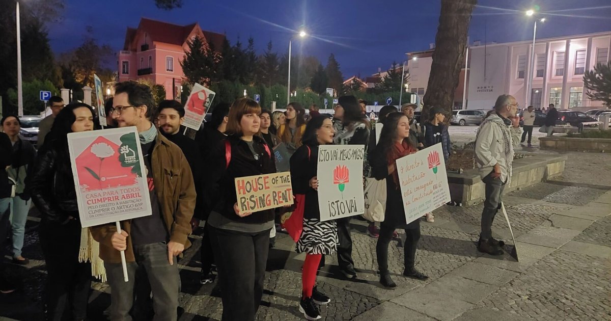 Protesto solidário pelas acampadas de Lisboa e Porto junta meia centena de pessoas em Leiria