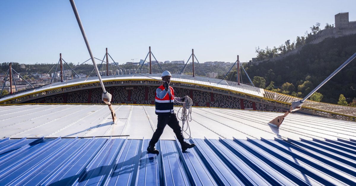 Estádio de Leiria recebe 85 toneladas de alumínio para repor cobertura