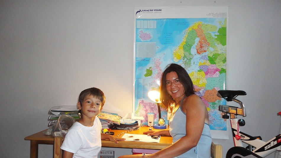 Mãe e filho encontram ovos de tubarão na praia da Polvoeira