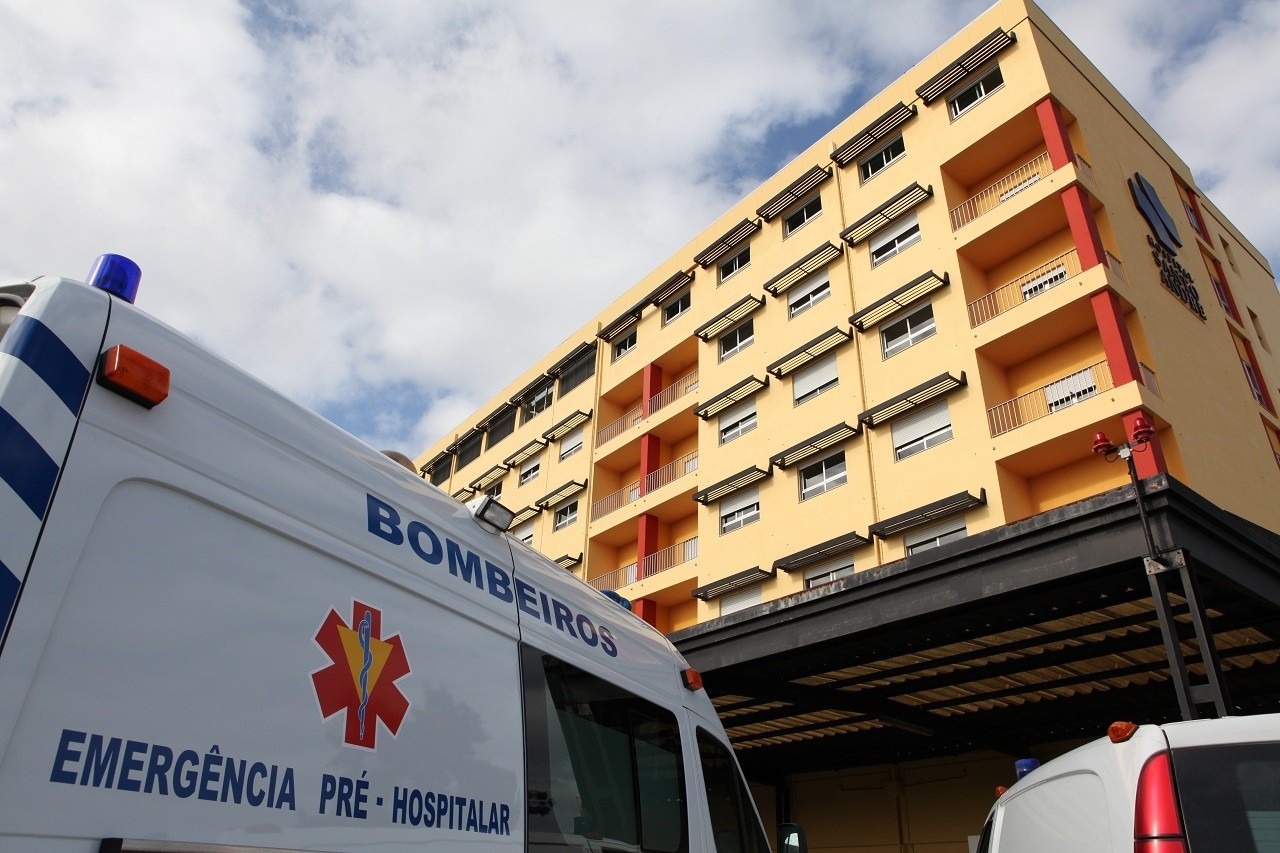 foto de uma ambulância à entrada do hospital de leiria
