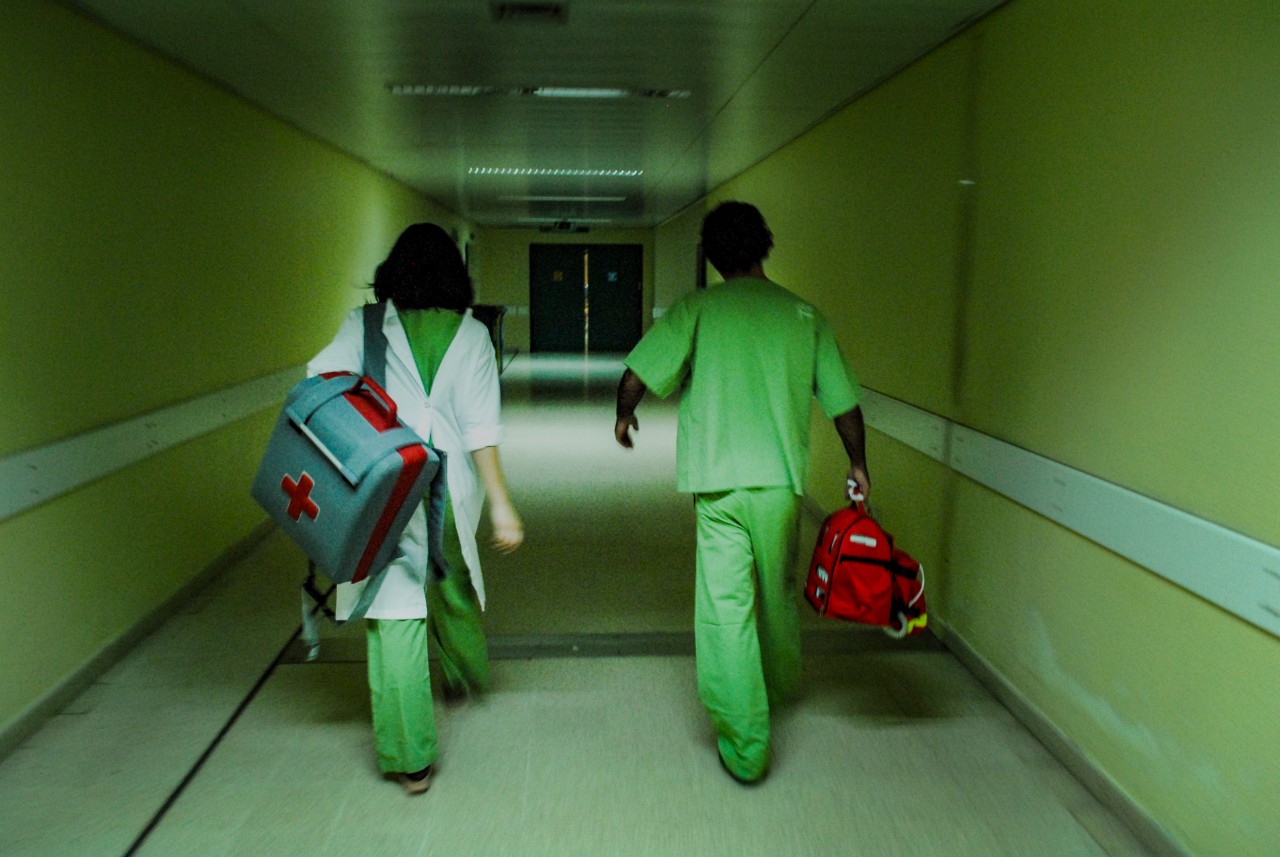foto de dois profissionais de saúde no corredor da urgência