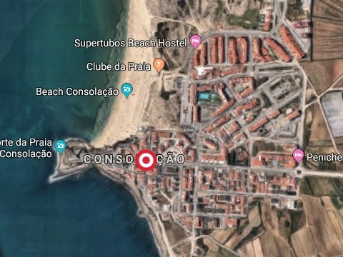 Imagem de satélite da zona costeira da Consolação, perto de Peniche. São visíveis a praia, o mar, arruamentos e edifícios, com nomes de locais assinalados no mapa.