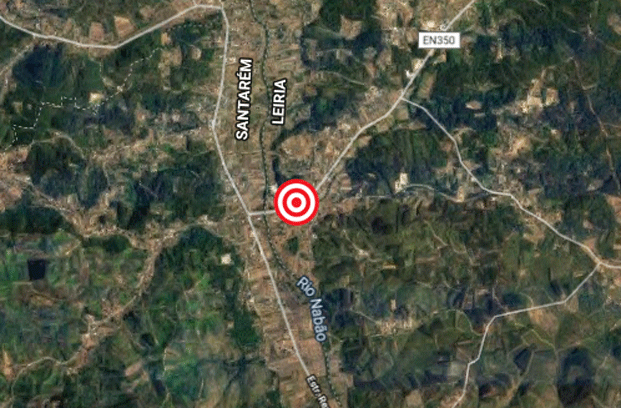 Imagem de satélite da zona entre Santarém e Leiria, com um alvo assinalado num ponto do mapa. São visíveis a EN350 e o Rio Ocreza.