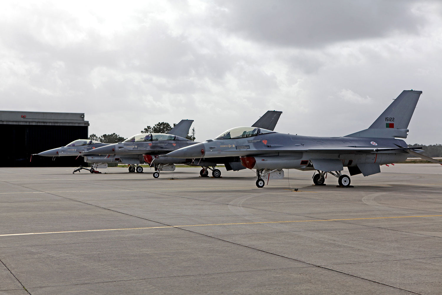 imagem de vários aviões f16 na base aérea de monte real