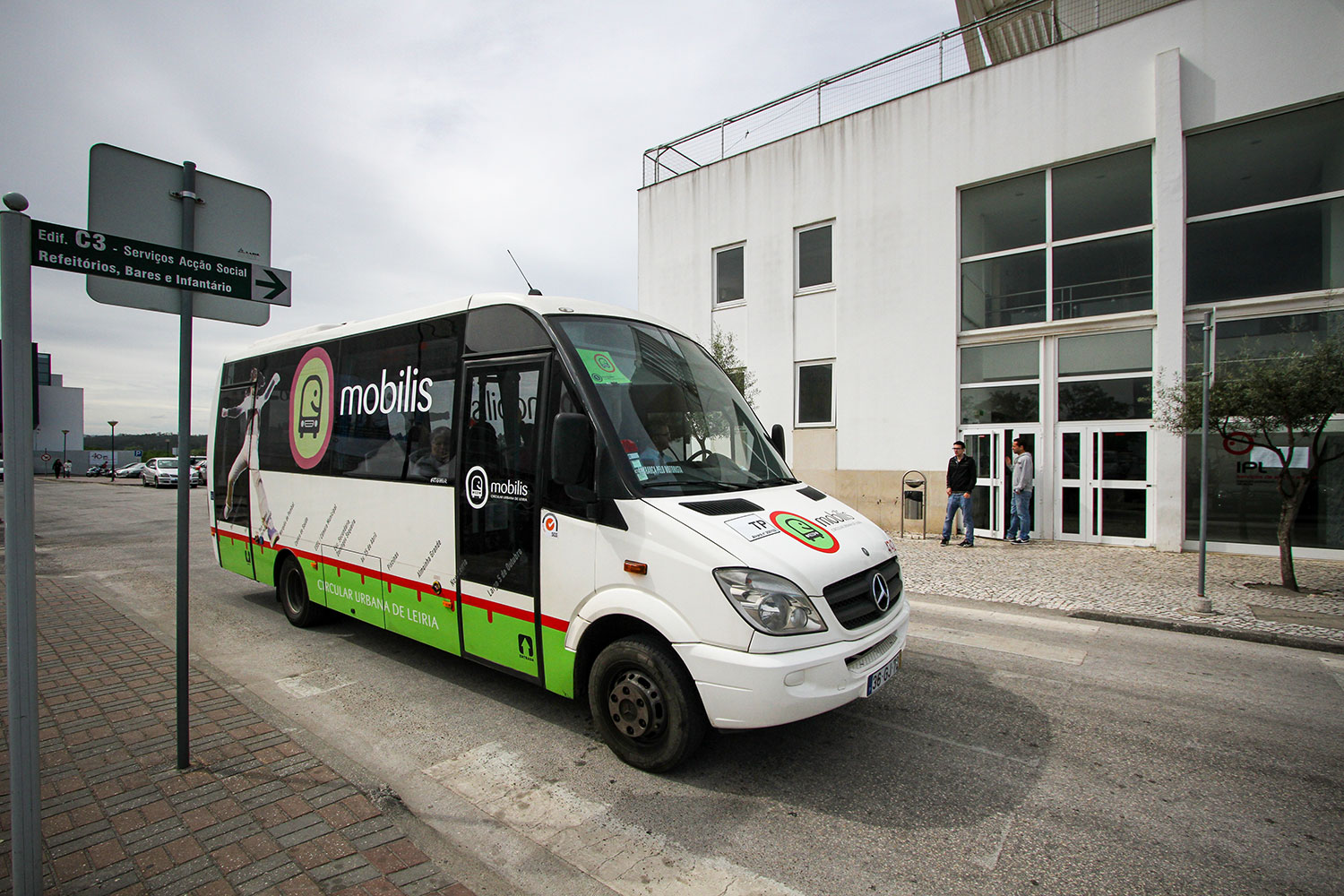 autocarro mobilis numa paragem junto à escola superior de tecnologia e gestão