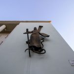 Imagem da escultura no exterior do edifício do tribunal de Leiria