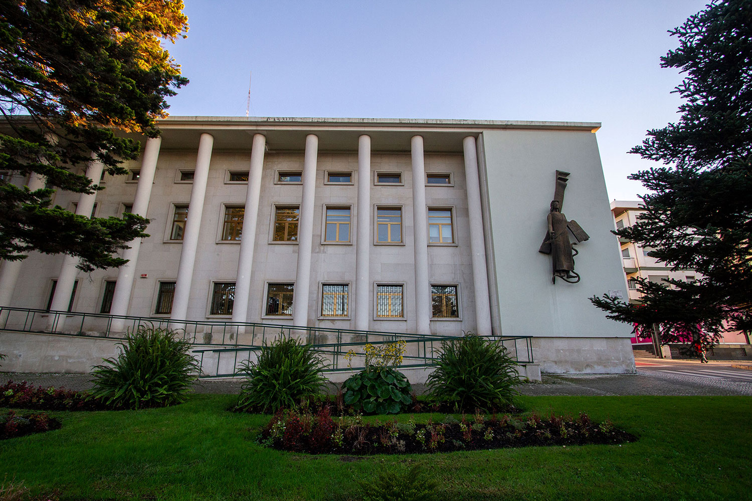 imagem exterior do edifício do Tribunal de Leiria