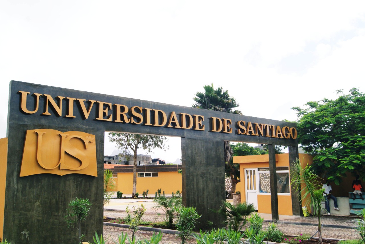 Entrada da Universidade de Santiago, em Cabo Verde