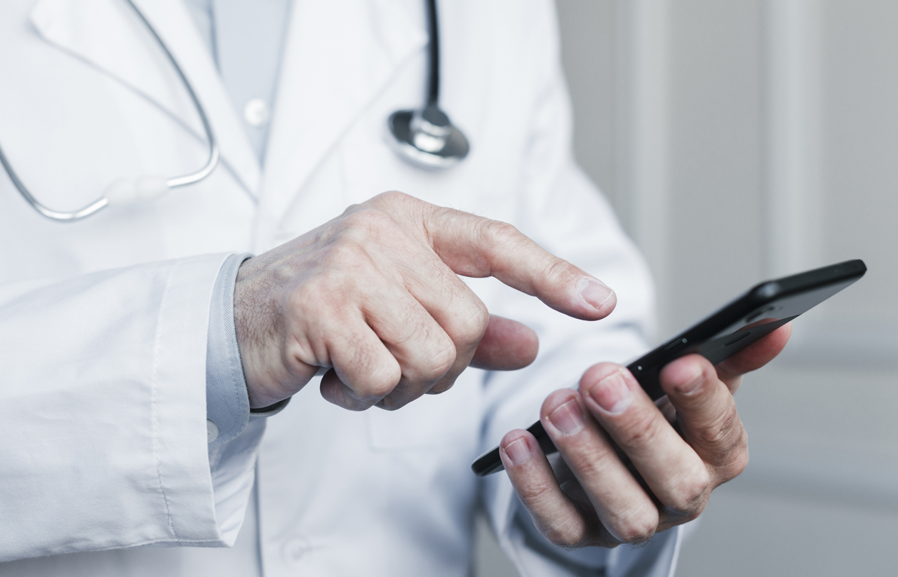 médico com smartphone