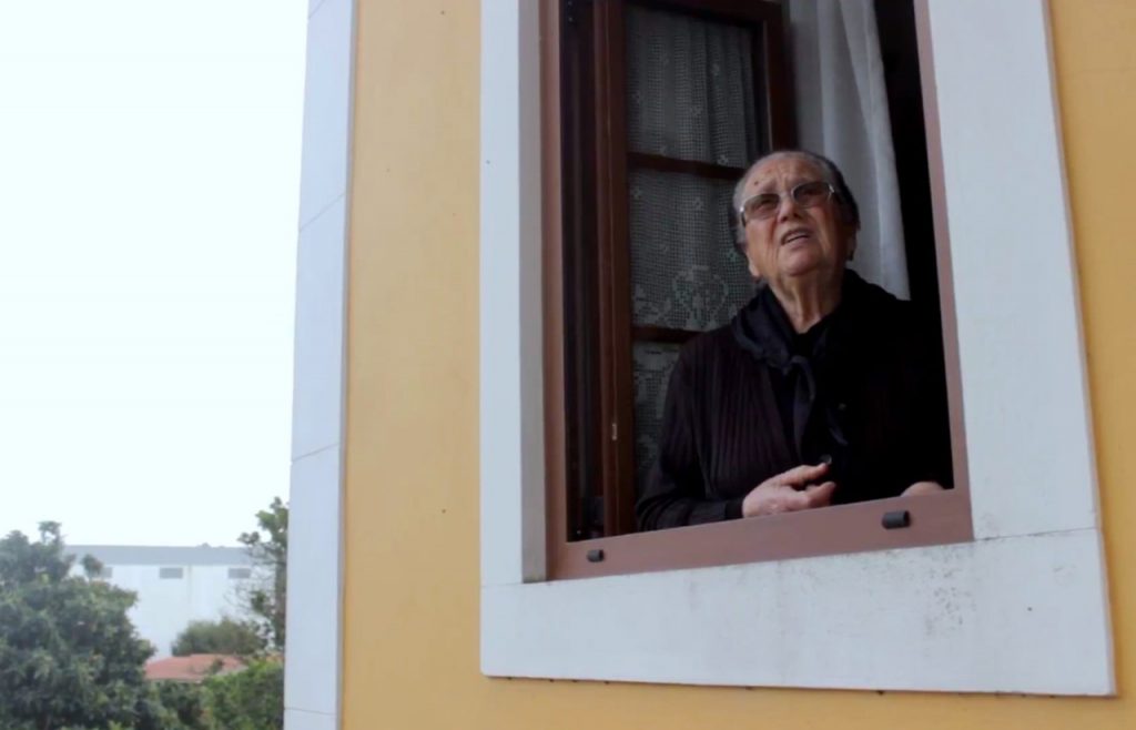 Mulher canta à janela