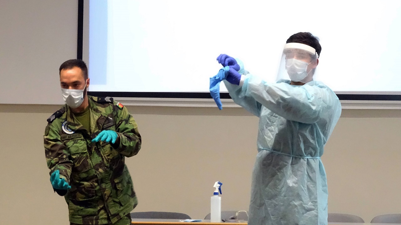 Militares da força aérea portuguesa fazem demonstrações de limpeza e higiene nas escolas