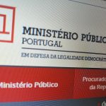 Fotografia de um ecrã com o sítio do Ministério Público de Portugal. São visíveis o logótipo, o lema «Em defesa da legalidade democrática» e a referência à Procuradoria-Geral da República.