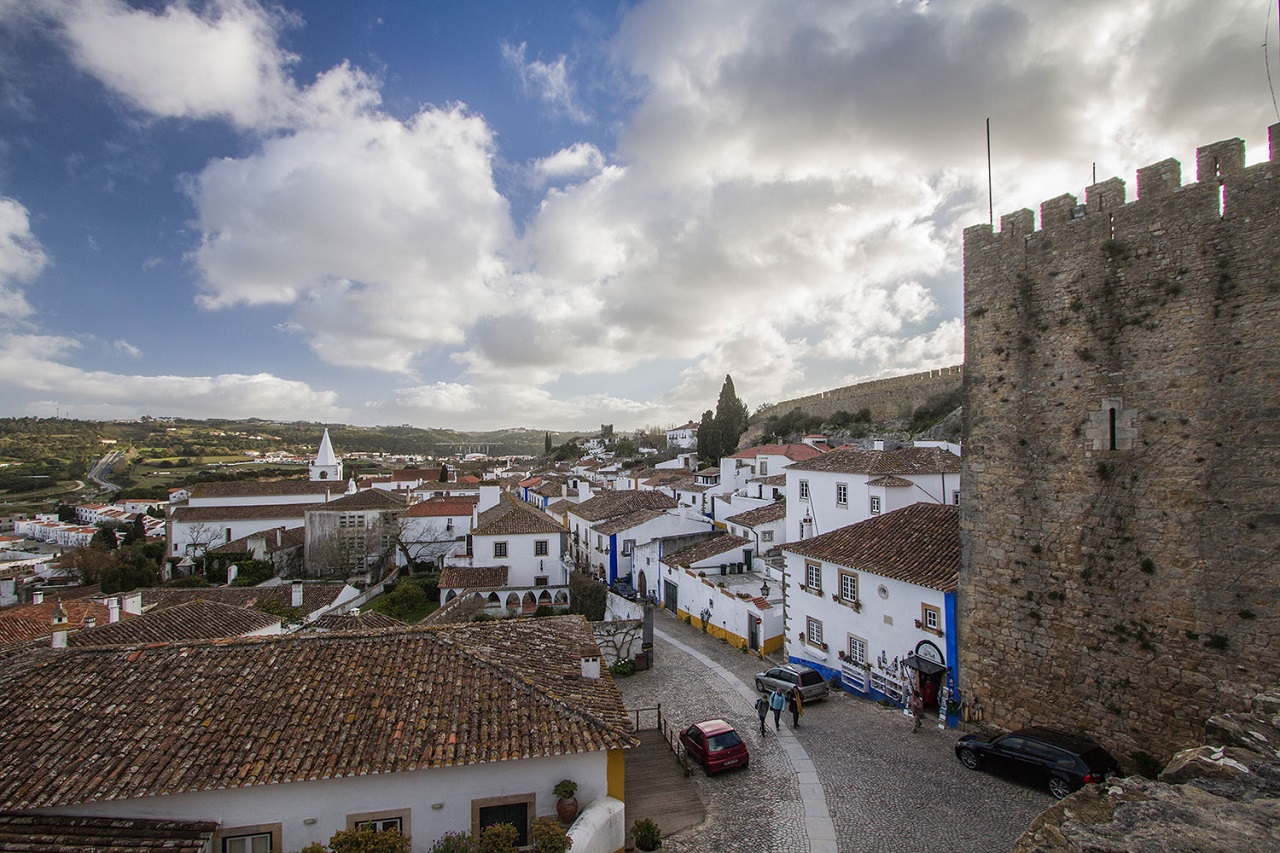 vista da vila medieval de óbidos a partir do interior da muralha