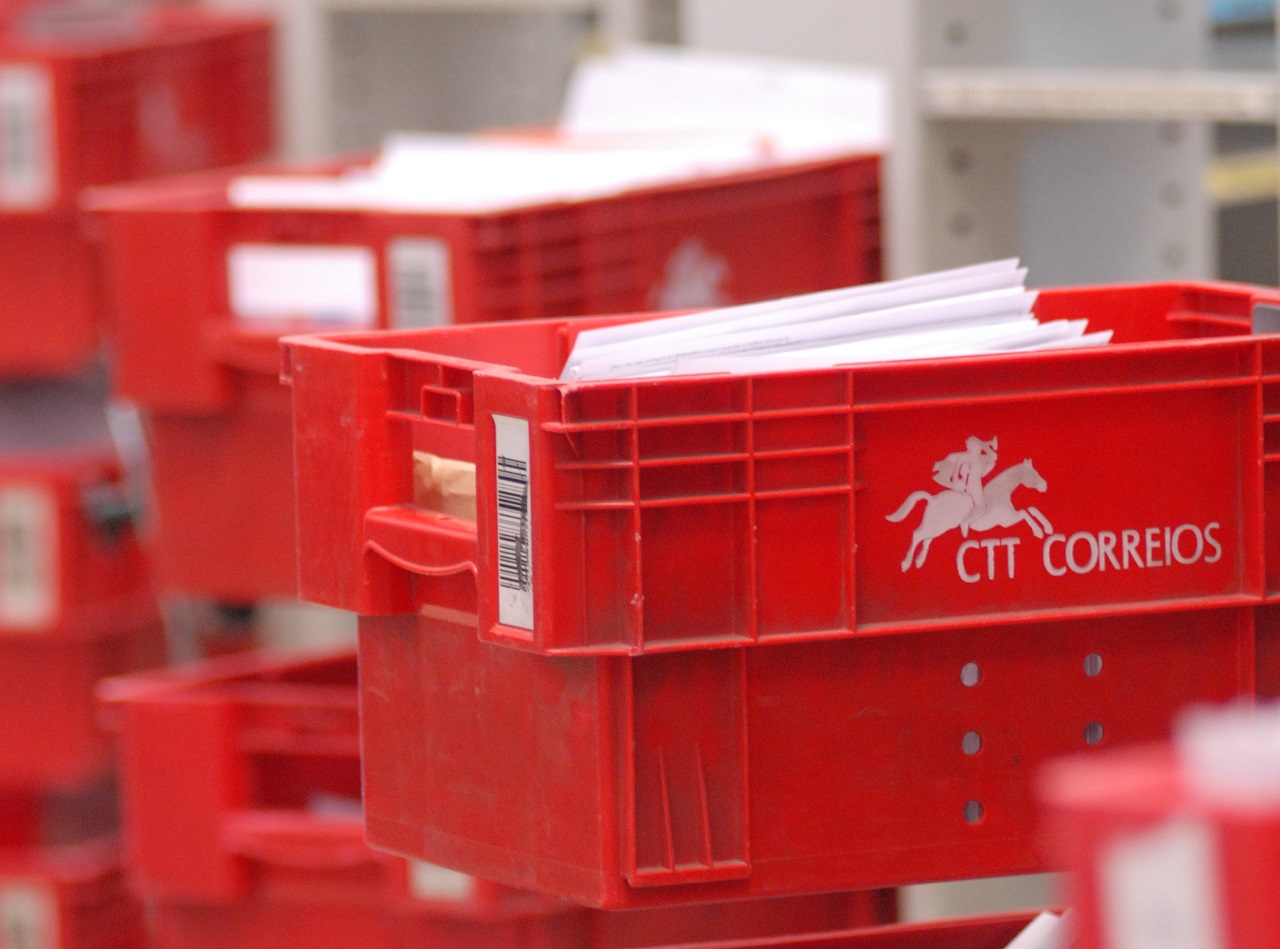 Imagem de caixas de transporte de correspondência postal