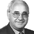 Retrato a preto e branco de um homem de óculos, vestido com fato e gravata. A imagem não contém texto que permita identificá-lo.