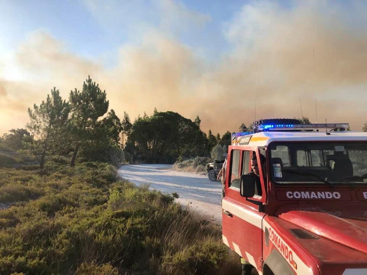 Carro de bombeiros no combate às chamas na Mendiga, concelho de Porto de Mós