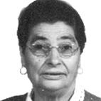 Retrato a preto e branco de uma mulher com óculos e brincos, sobre fundo claro. Não há texto visível que permita identificá-la.