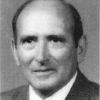 Retrato a preto e branco de um homem de fato e gravata, fotografado de frente. Não há texto visível que permita identificá-lo.