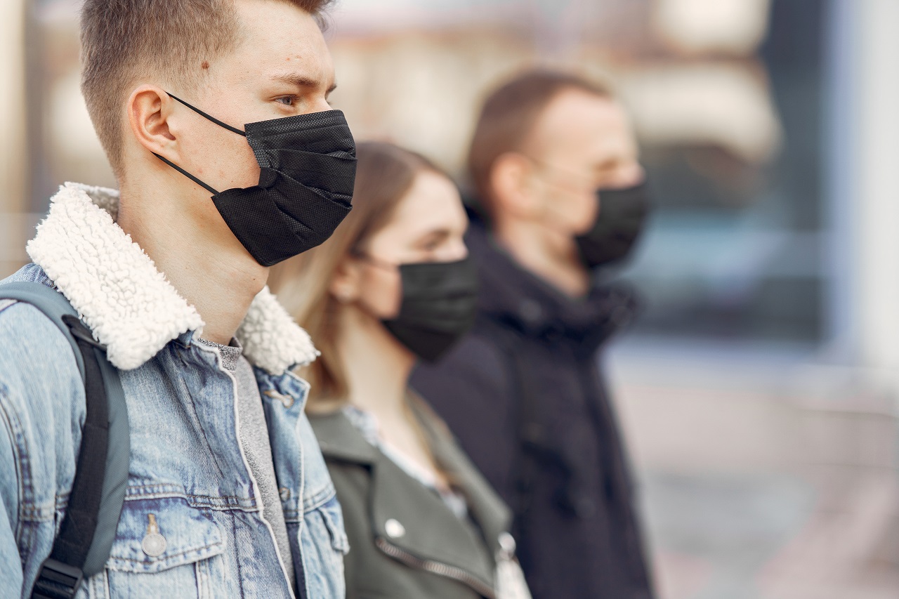 pessoas usando máscara na rua