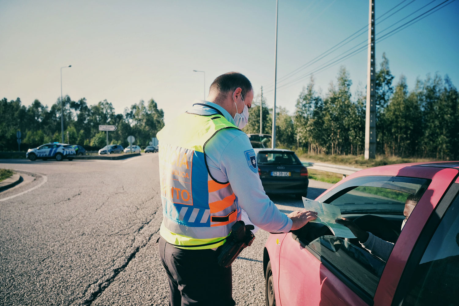 foto de agente da psp a falar com condutor de veículo em operação stop