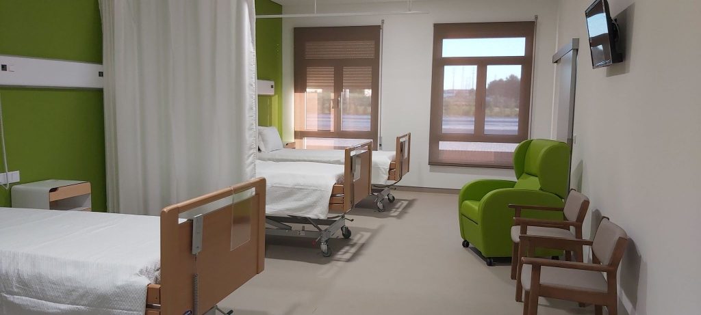 Fotografia de um quarto da unidade de cuidados continuados da Misericórdia da Marinha Grande