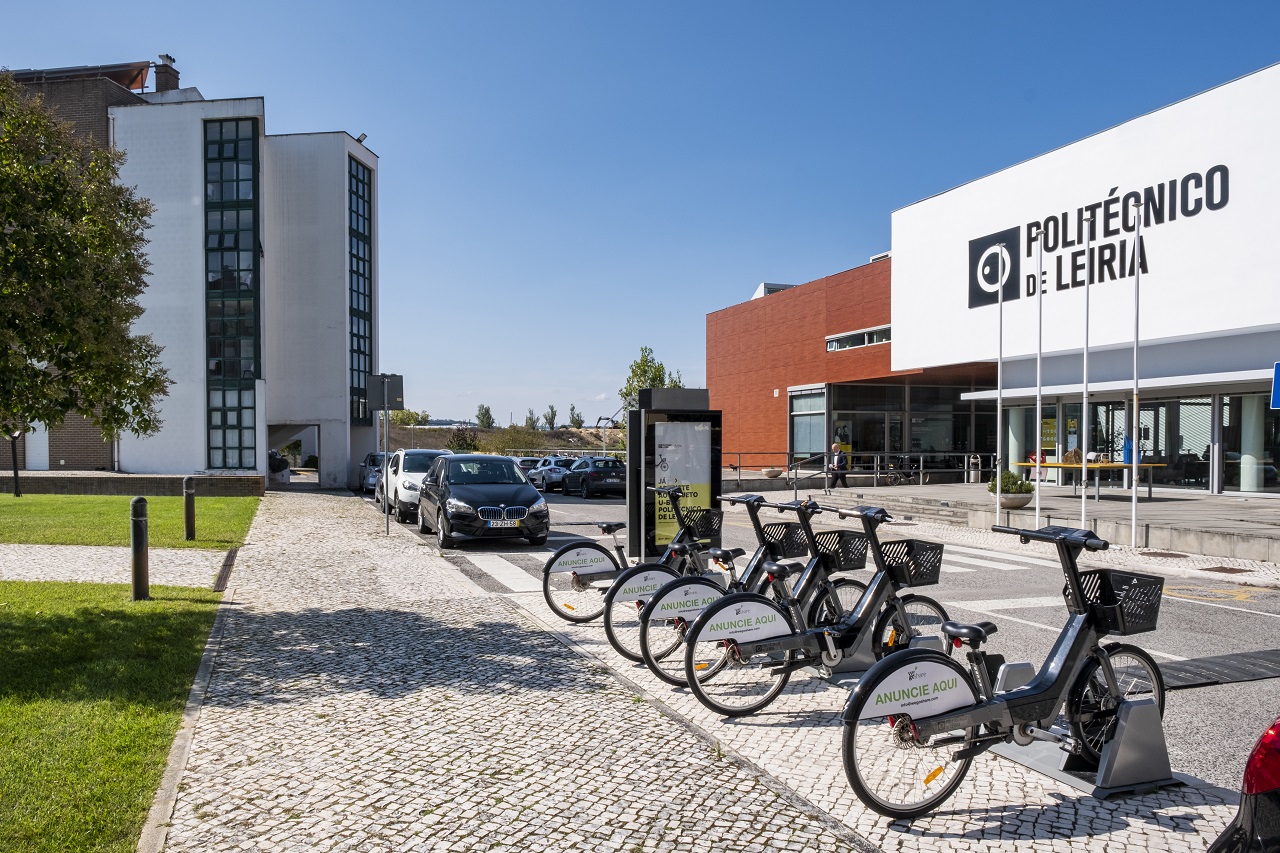 Bicicletas elétricas em frente ao edifício do Instituto Politécnico de Leiria