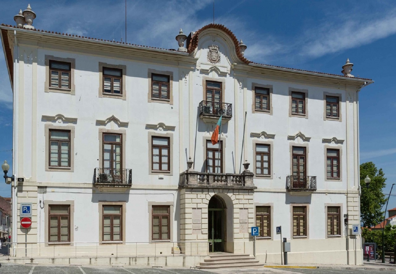 foto da fachada do edifício da câmara de Figueiró dos Vinhos