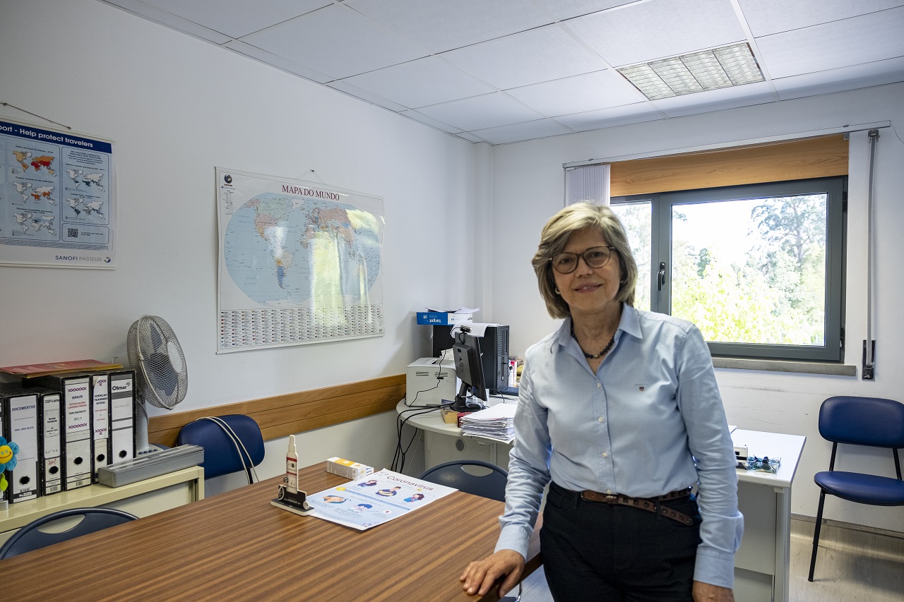 Fotografia da médica Ana Silva no centro de saúde Arnaldo Sampaio