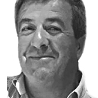 Retrato a preto e branco de um homem de meia-idade, fotografado de frente, com uma ligeira expressão de sorriso. Não há texto visível que permita identificá-lo.
