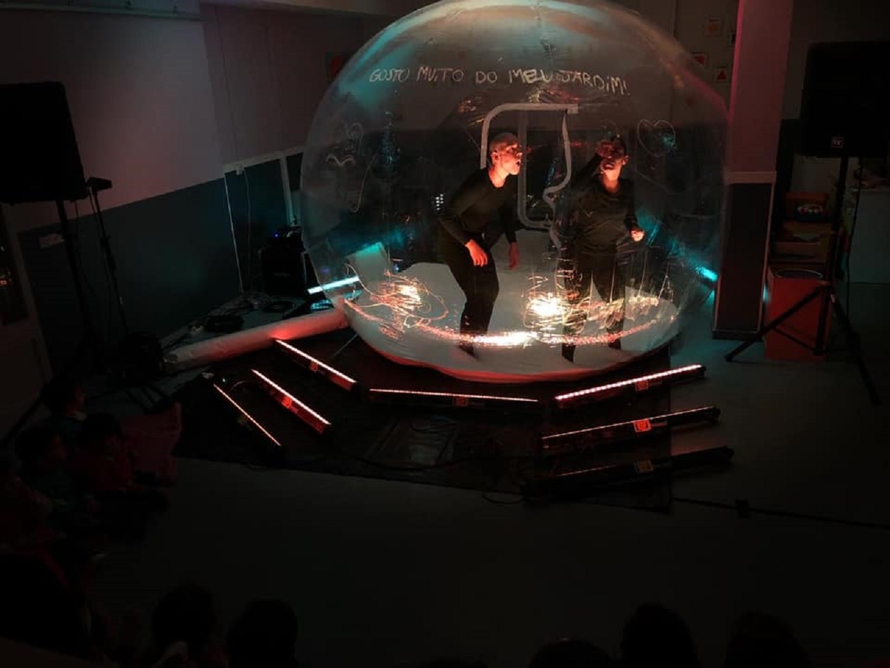 Companhia de teatro Leirena representa dentro de bolha de plástico