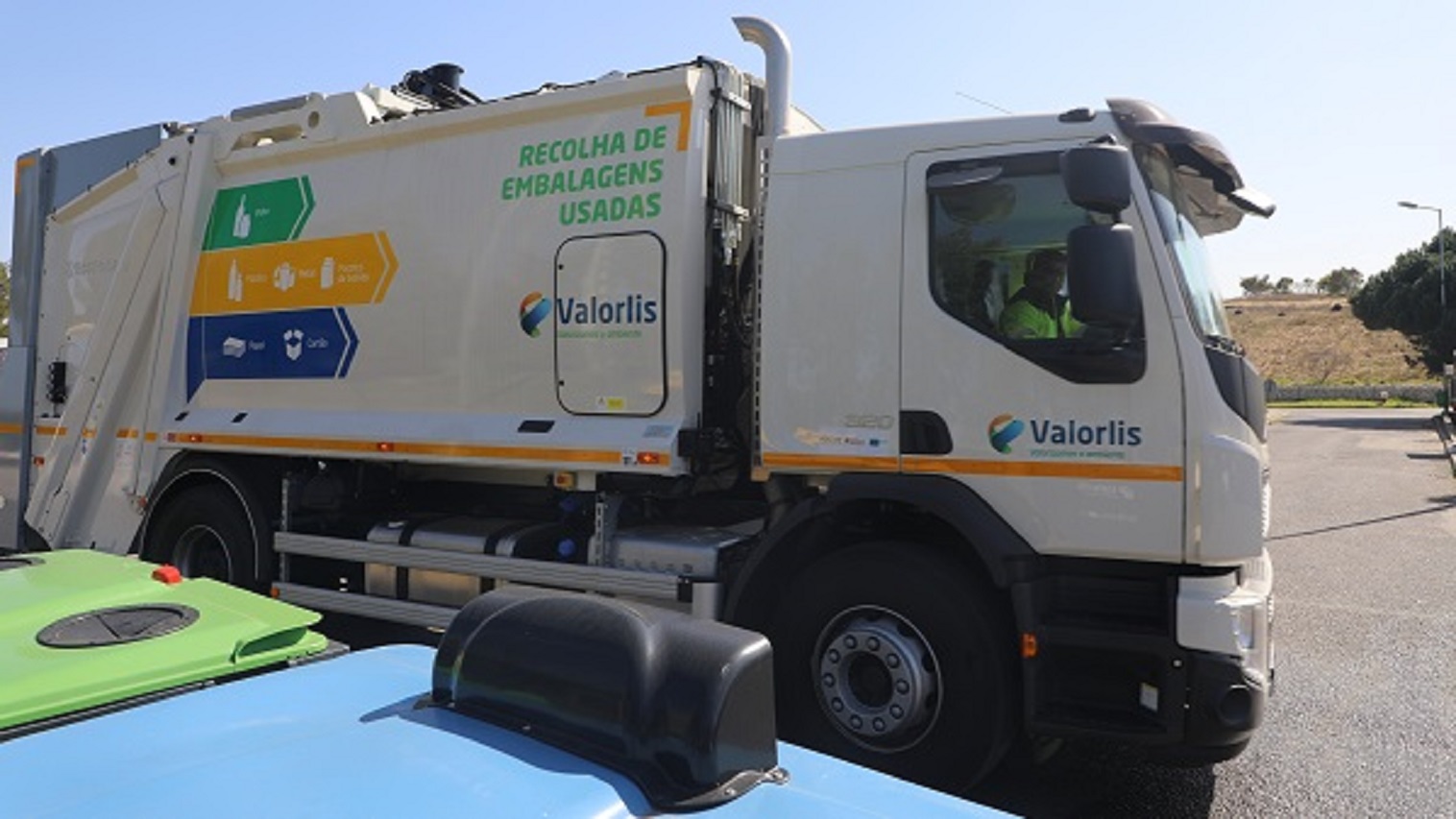foto de camião da Valorlis para transporte de resíduos sólidos urbanos