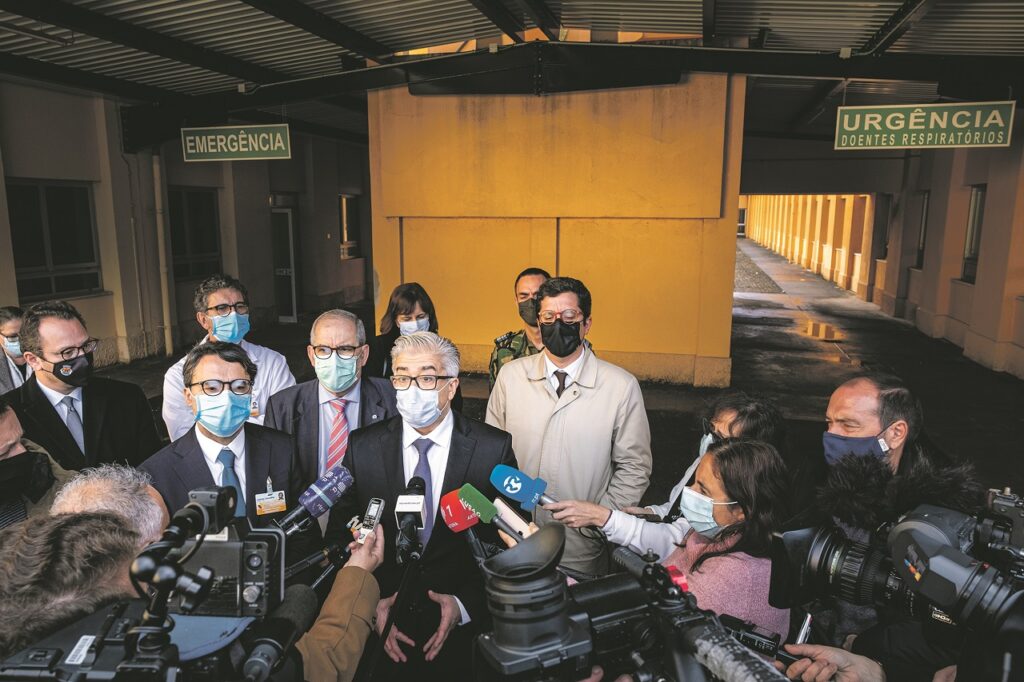 Visita do secretário de estado antónio sales à nova urgência para doentes respiratórios no hospital de Leiria