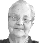 Retrato a preto e branco de uma mulher idosa com cabelo curto e óculos, sobre fundo claro.