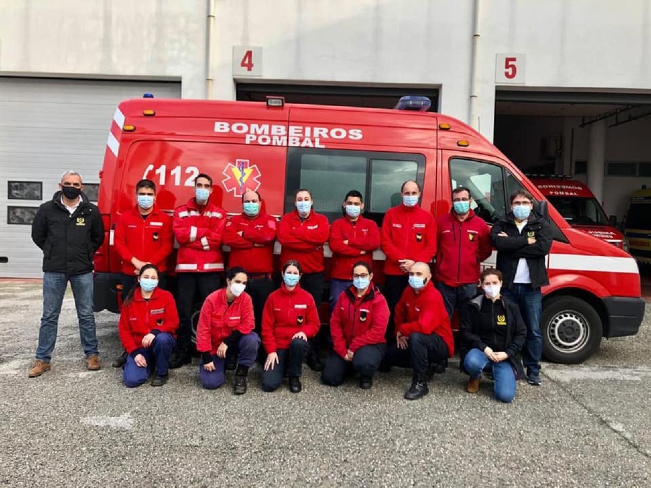 Fotografia dos 12 Tripulantes de Ambulância de Socorro dos bombeiros voluntários de pombal