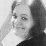 Retrato a preto e branco de uma mulher sorridente, com o rosto ligeiramente voltado para a câmara. Não há texto visível que permita identificá-la.