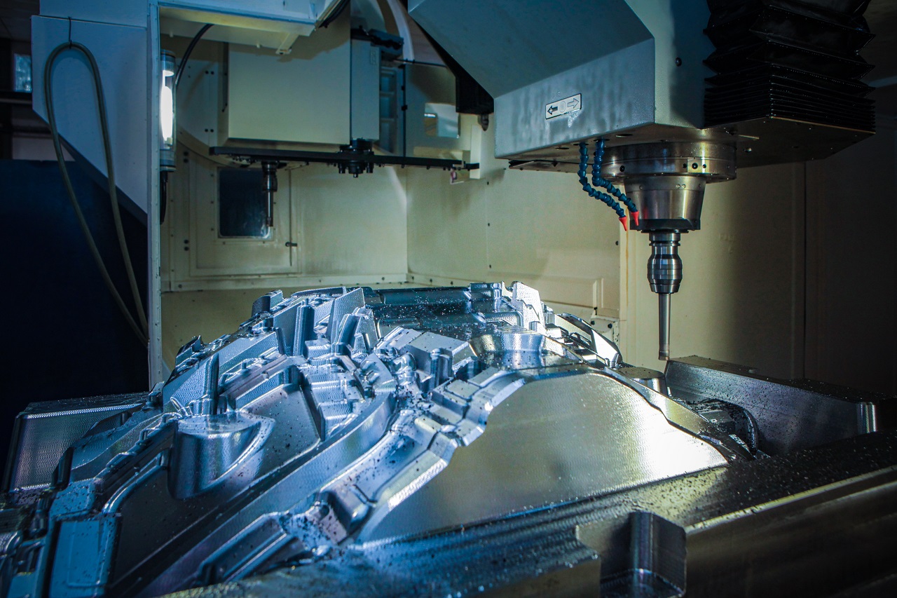 Imagem de máquina de uma fábrica de moldes
