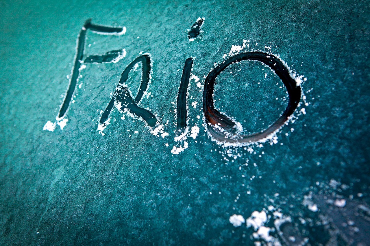 Imagem com a palavra frio escrita no gelo