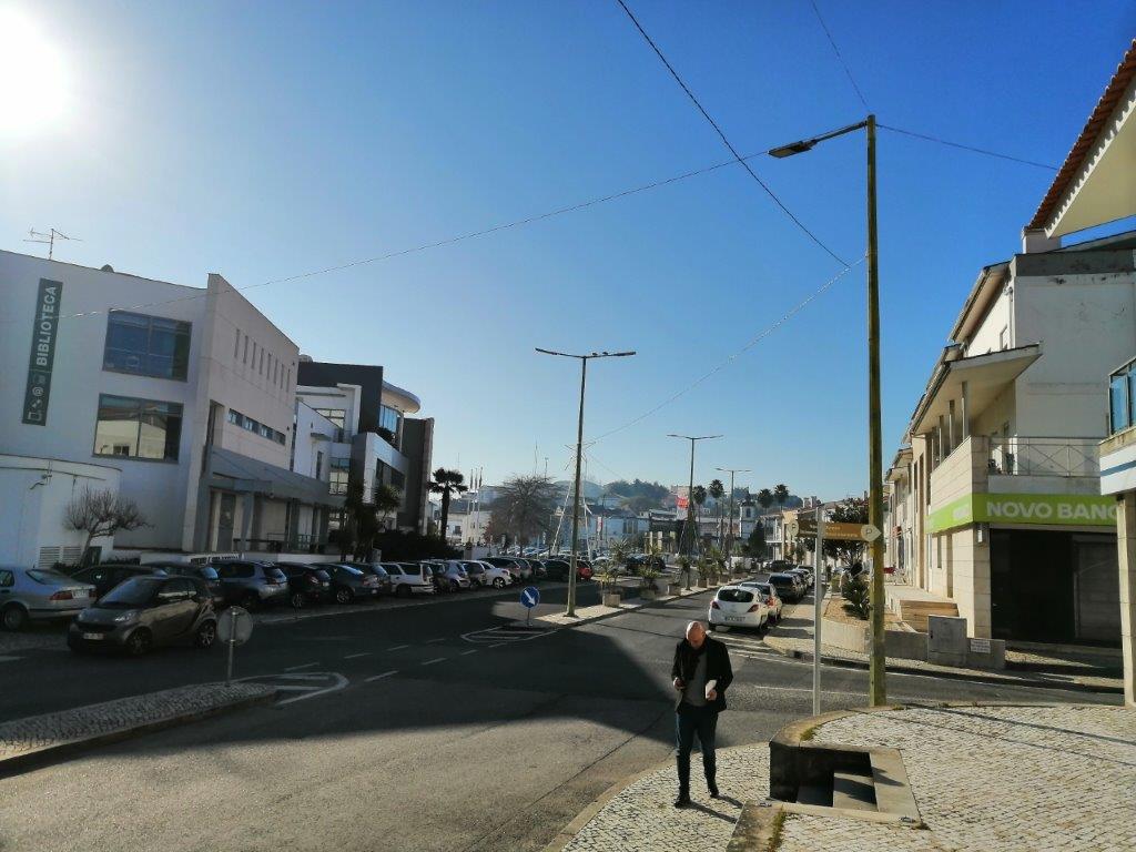 Célula B, na vila da Batalha, uma rua com vários imóveis e estradas