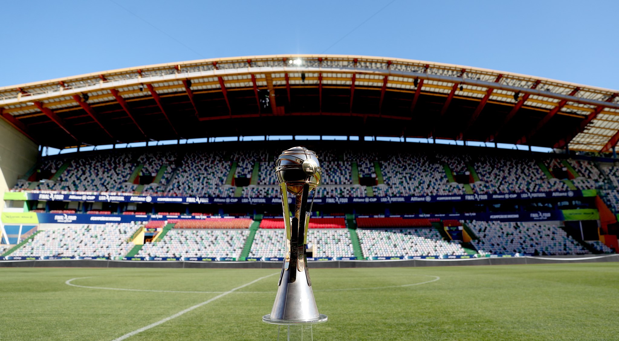 Troféu da Taça da Liga no estádio de Leiria