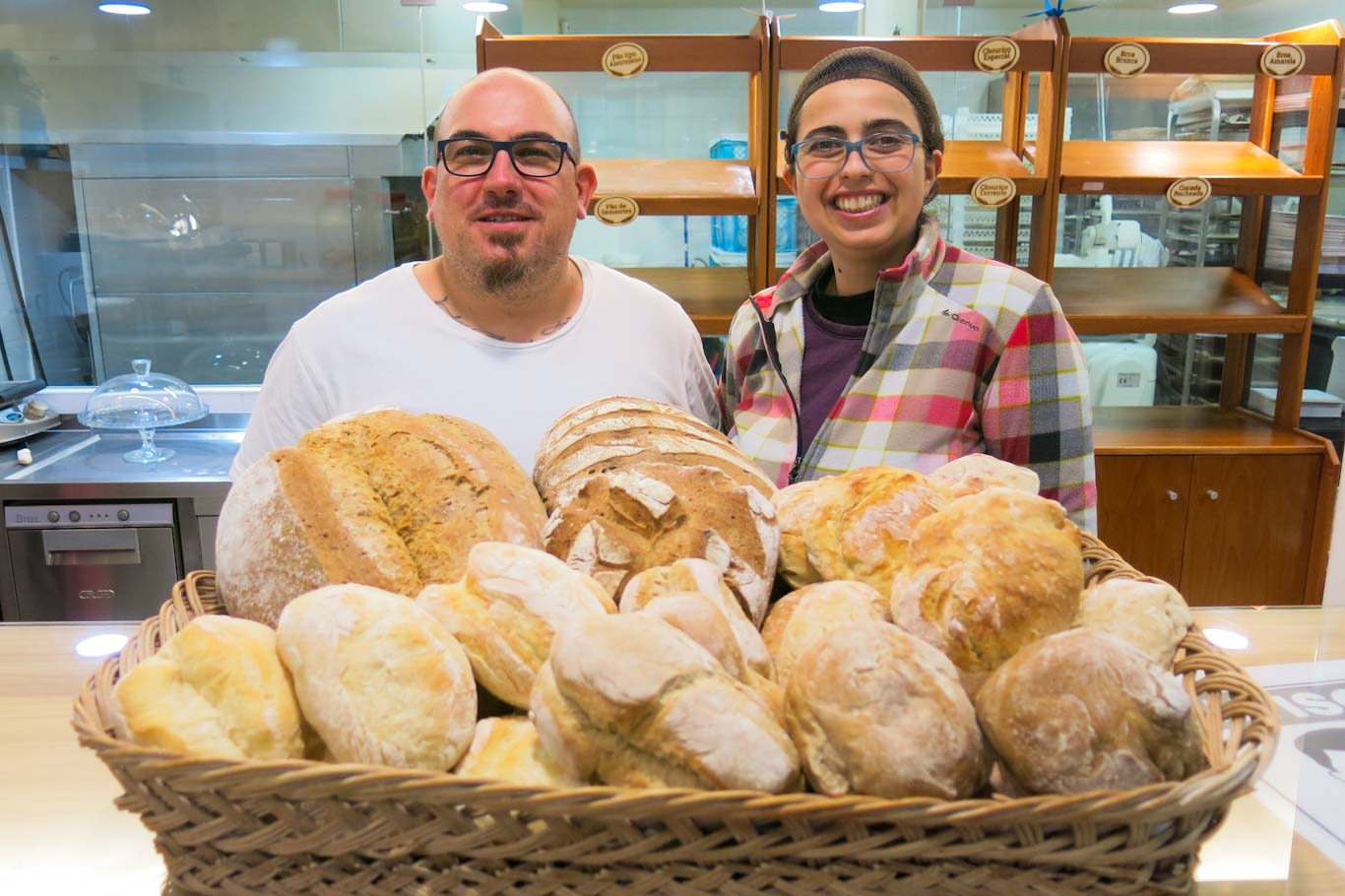 Os responsáveis pela Padaria Antiga, na Caranguejeira, expõem sua diversidade de pães