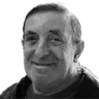 Retrato a preto e branco de um homem sorridente, fotografado de frente contra um fundo claro. Não há texto visível que permita identificá-lo.