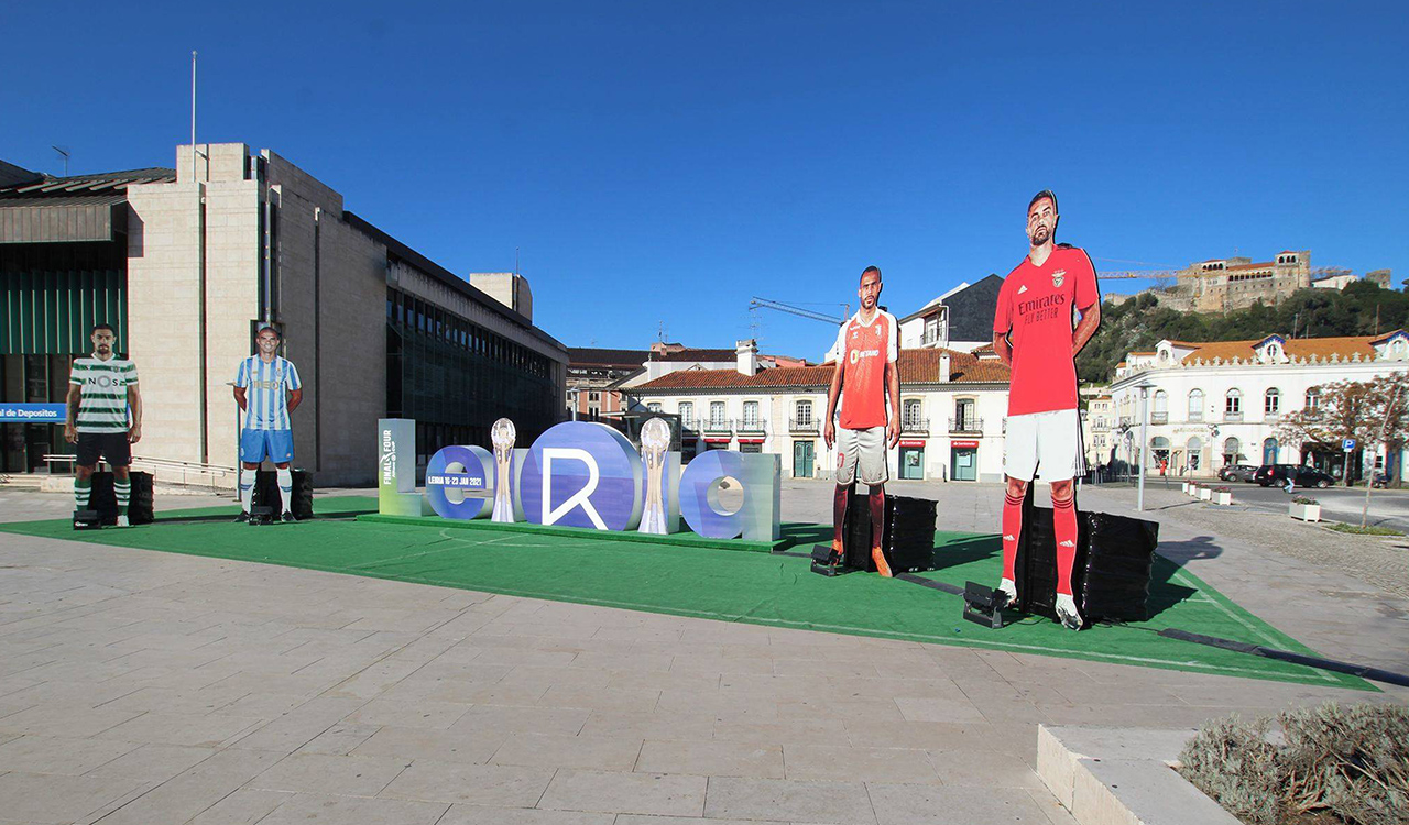 imagem do centro de Leiria com o nome da cidade em letras gigantes
