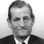 Retrato a preto e branco de um homem de fato e gravata, fotografado de frente. A imagem não contém texto visível que permita identificá-lo.