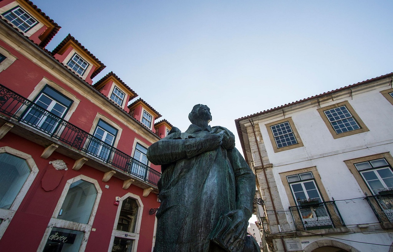 Foto da estátua do porta Francisco Rodrigues Lobo na praça com o seu nome em Leiria