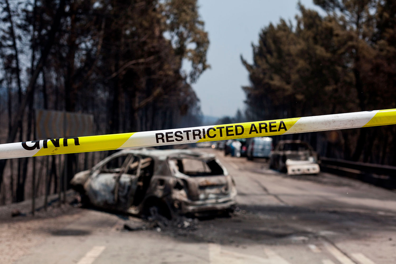 imagem da EN 236-1 com vários carros queimados e onde morreram várias pessoas no incêndio de 2017