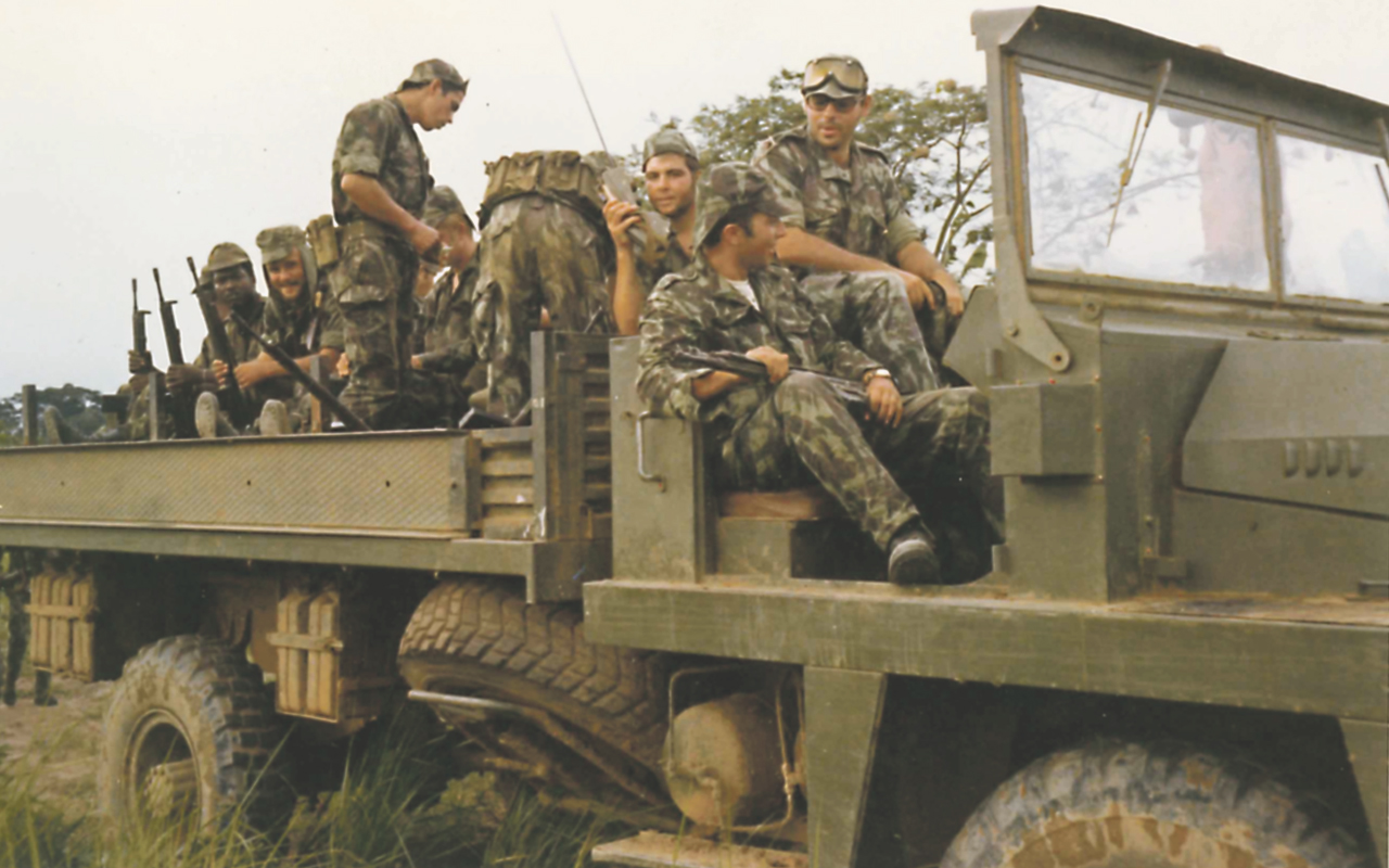 Militares recolhem após um patrulhamento na mata