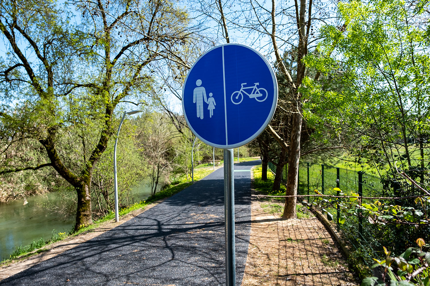 foto de ciclovia com sinalização vertical permitindo circulação de peões e bicicletas