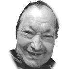 Retrato a preto e branco de um homem mais velho, com expressão sorridente, enquadrado de perto sobre um fundo branco.