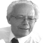 Retrato a preto e branco de um homem mais velho, de óculos, camisola clara e gravata. Não há texto visível que permita identificá-lo.